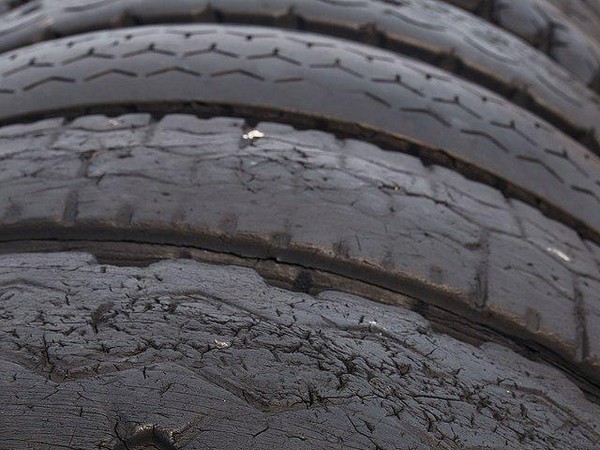 Bahaya Mobil dengan Ban Botak