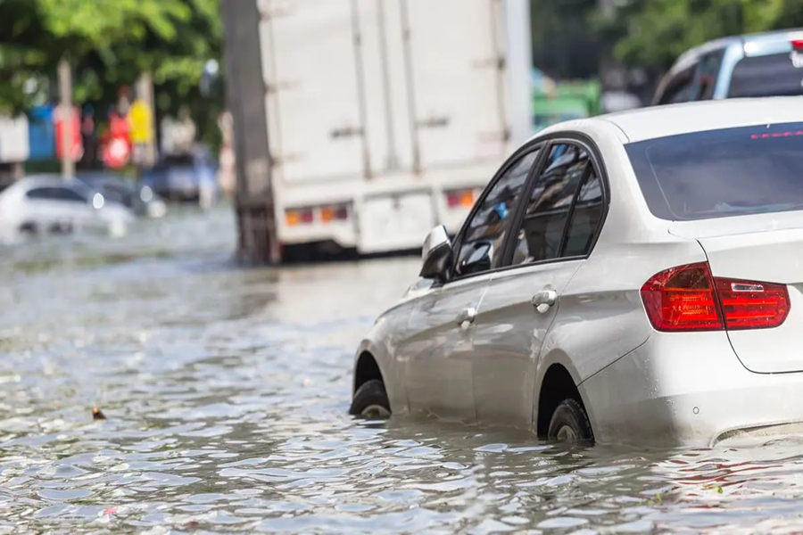 Berkendara Menerobos Banjir untuk Pengguna Mobil Matic