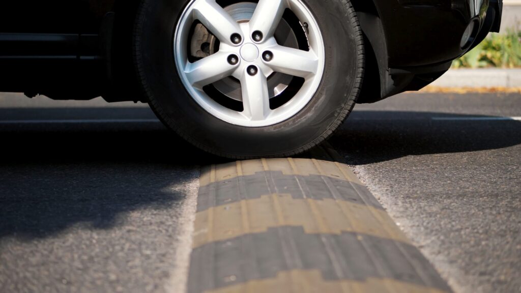 Bunyi Tek Tek di Kaki-Kaki Mobil Saat Melewati Polisi Tidur