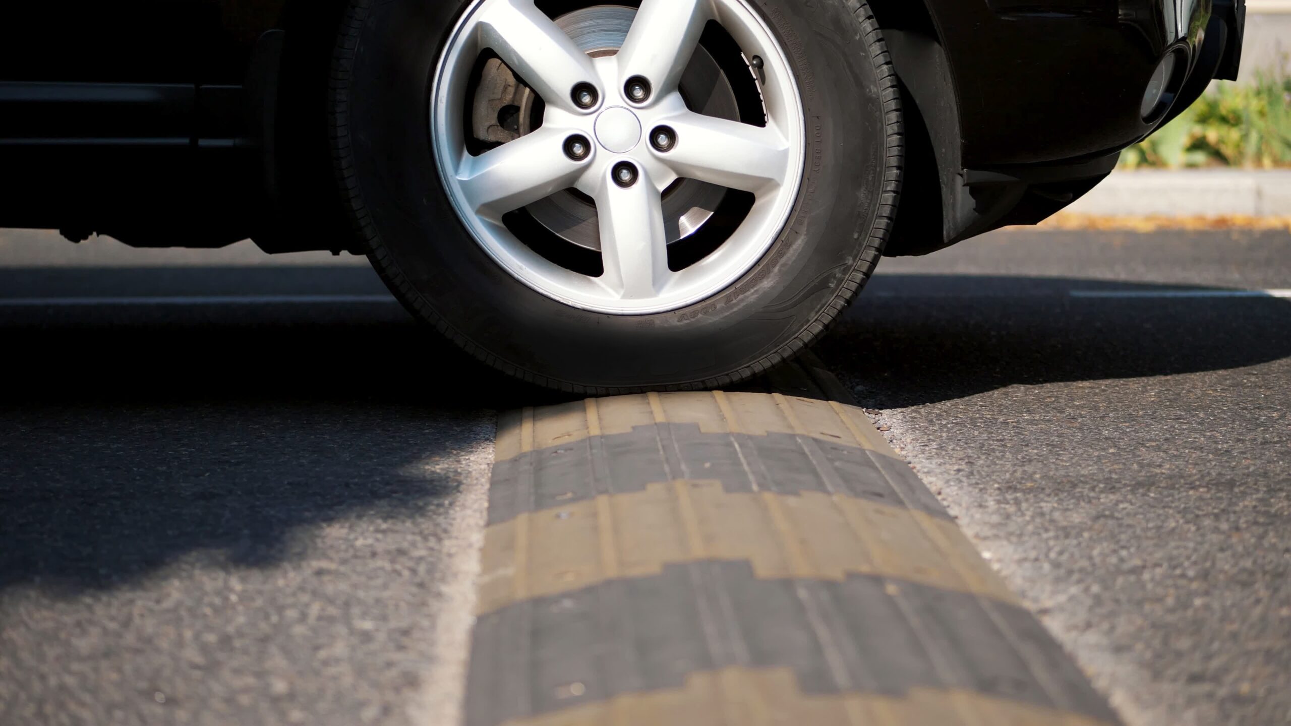 Bunyi Tek Tek di Kaki-Kaki Mobil Saat Melewati Polisi Tidur