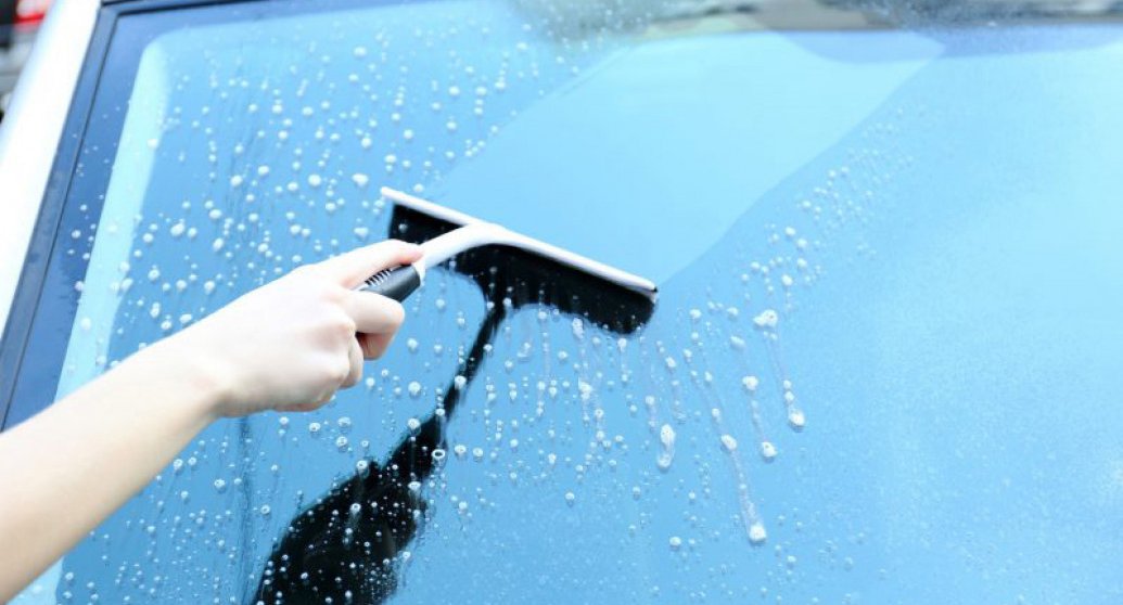 Cara Membersihkan Jamur Kaca Mobil dengan Bahan Alami