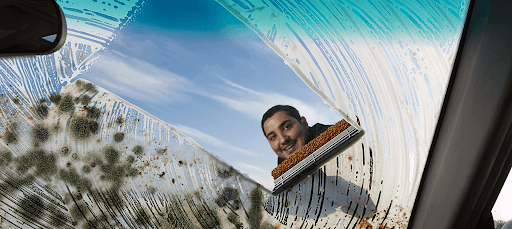 Cara Membersihkan Jamur Kaca Mobil dengan Bahan Alami