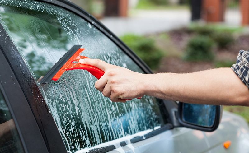 Cara Membersihkan Jamur Kaca Mobil dengan Bahan Alami