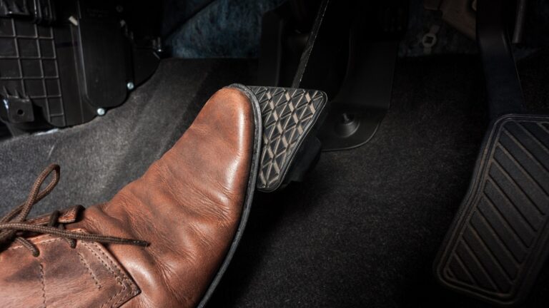 Cara Mengatasi Rem Mobil Bunyi Berdecit Saat Diinjak