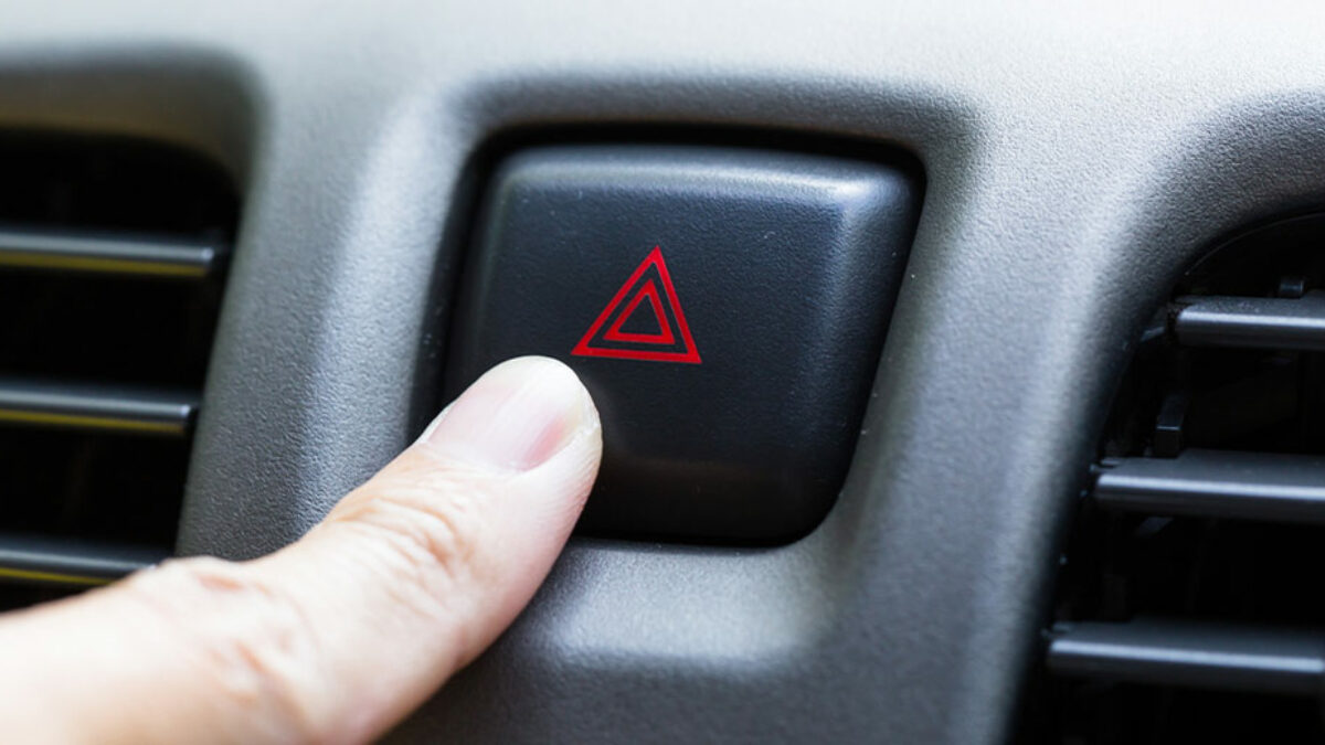 Cara Menggunakan Lampu Hazard Mobil yang Benar