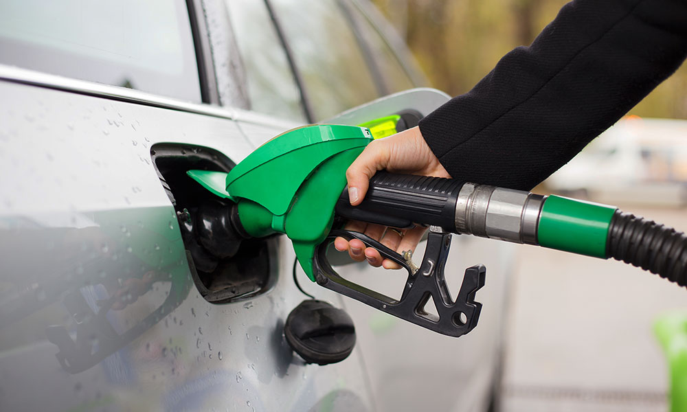 Cara Nyetir Mobil Biar Irit Bensin