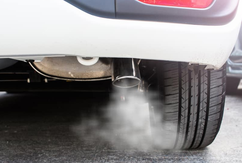 Penyebab Kenapa Knalpot Mobil Keluar Asap Putih