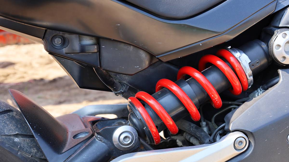 Penyebab Shockbreaker Motor Keras dan Solusinya