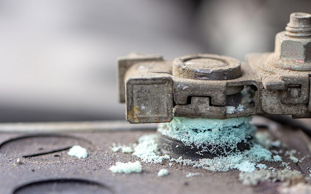 Cara Bersihkan Kabel Aki Mobil dari Korosi