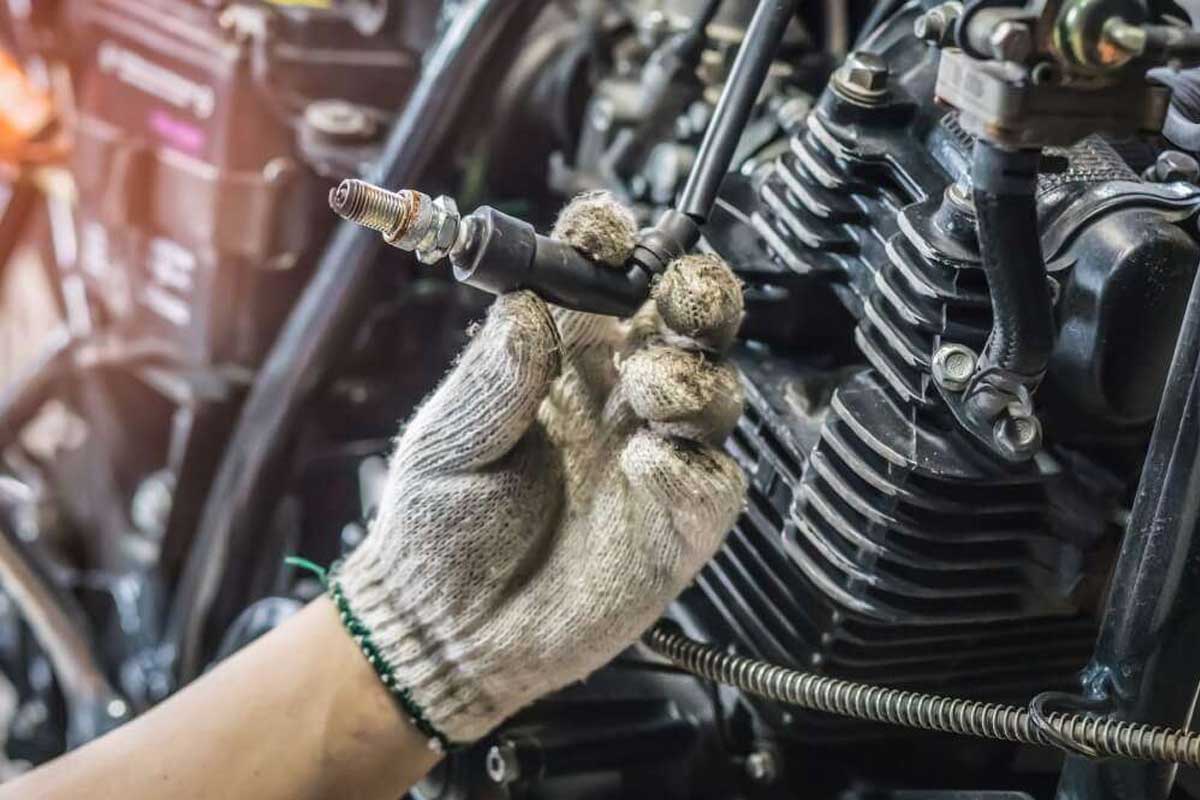 Cara Membersihkan Kerak di Elektroda Busi Motor