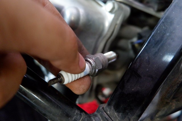 Cara Membersihkan Kerak di Elektroda Busi Motor