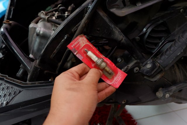 Cara Membersihkan Kerak di Elektroda Busi Motor