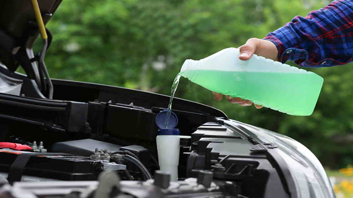 Mengisi Isi Radiator Kendaraan Pakai Air Biasa