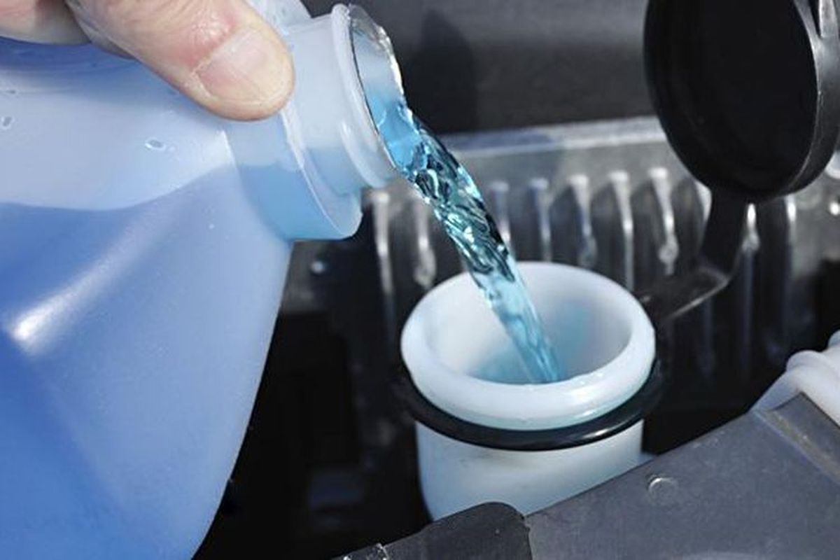 Wiper Mobil Sebaiknya Tak Diisi Air Keran